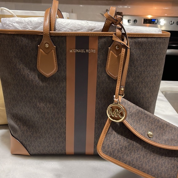 New with tags!!✨✨Michael Kors✨✨ Tote Bag and Wallet. Currently in stores. - Picture 3 of 5